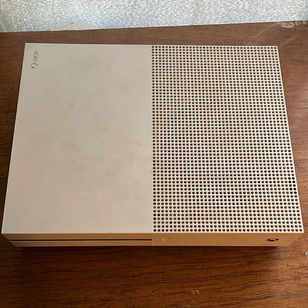 Xbox White Console with 2 wired controllers